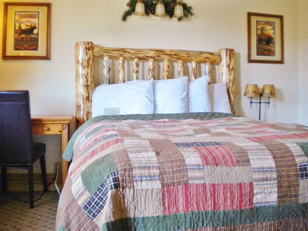 Moose Creek Inn เวสต์เยลโลว์สโตน ภายนอก รูปภาพ