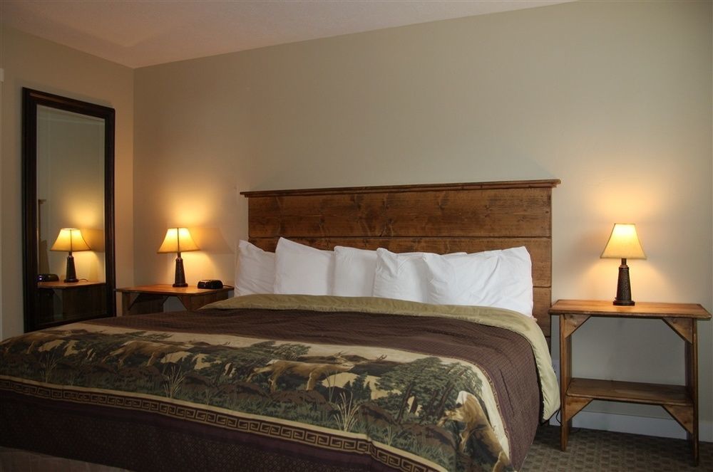 Moose Creek Inn เวสต์เยลโลว์สโตน ภายนอก รูปภาพ