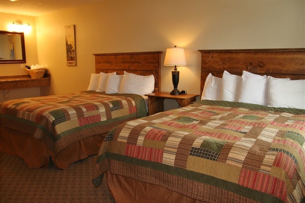 Moose Creek Inn เวสต์เยลโลว์สโตน ภายนอก รูปภาพ