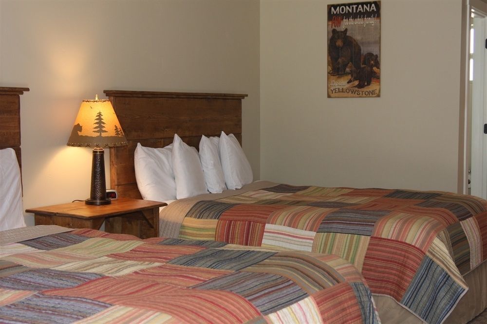 Moose Creek Inn เวสต์เยลโลว์สโตน ภายนอก รูปภาพ