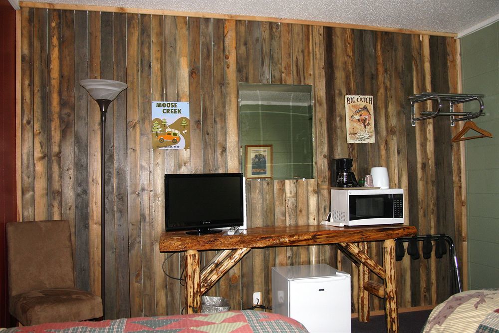 Moose Creek Inn เวสต์เยลโลว์สโตน ภายนอก รูปภาพ