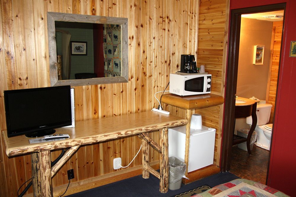 Moose Creek Inn เวสต์เยลโลว์สโตน ภายนอก รูปภาพ