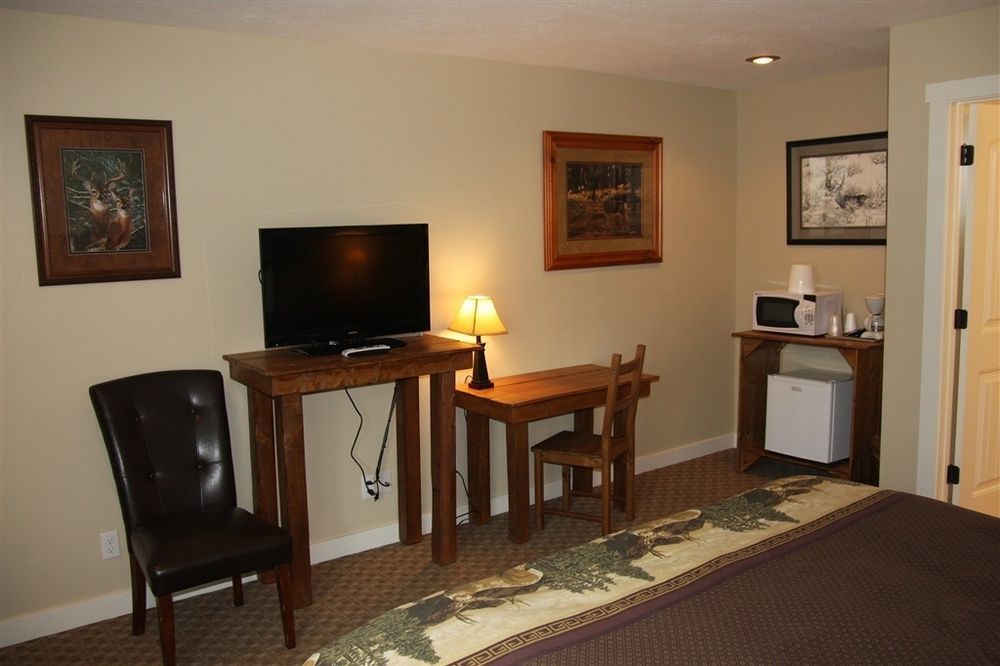 Moose Creek Inn เวสต์เยลโลว์สโตน ภายนอก รูปภาพ