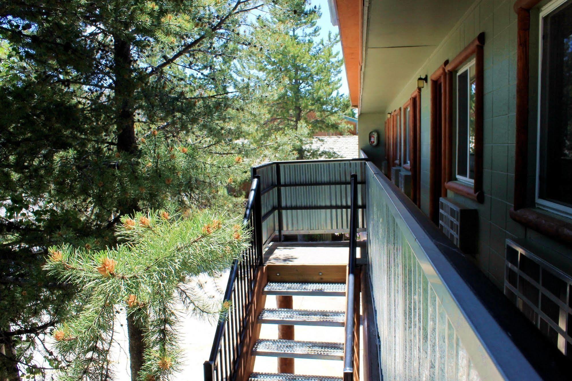 Moose Creek Inn เวสต์เยลโลว์สโตน ภายนอก รูปภาพ