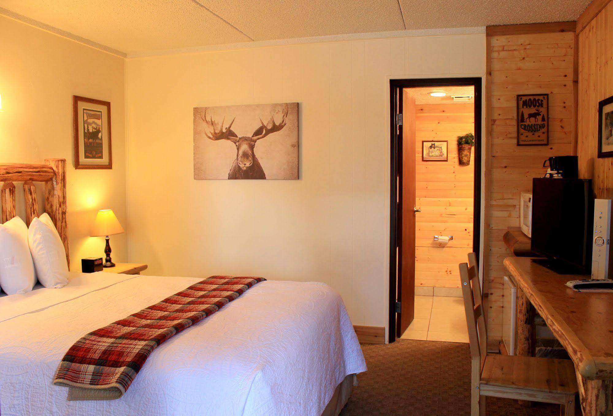 Moose Creek Inn เวสต์เยลโลว์สโตน ภายนอก รูปภาพ