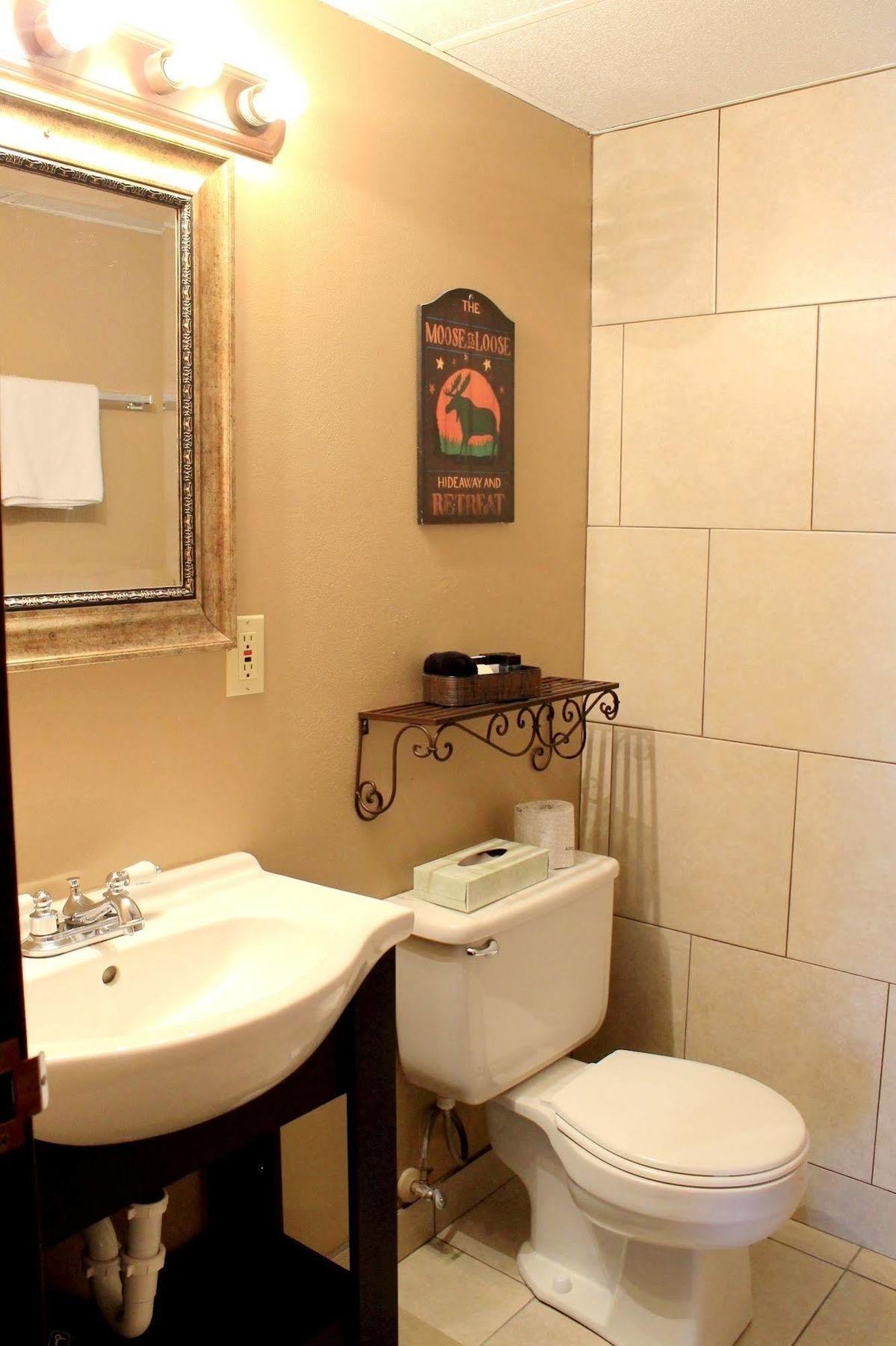 Moose Creek Inn เวสต์เยลโลว์สโตน ภายนอก รูปภาพ