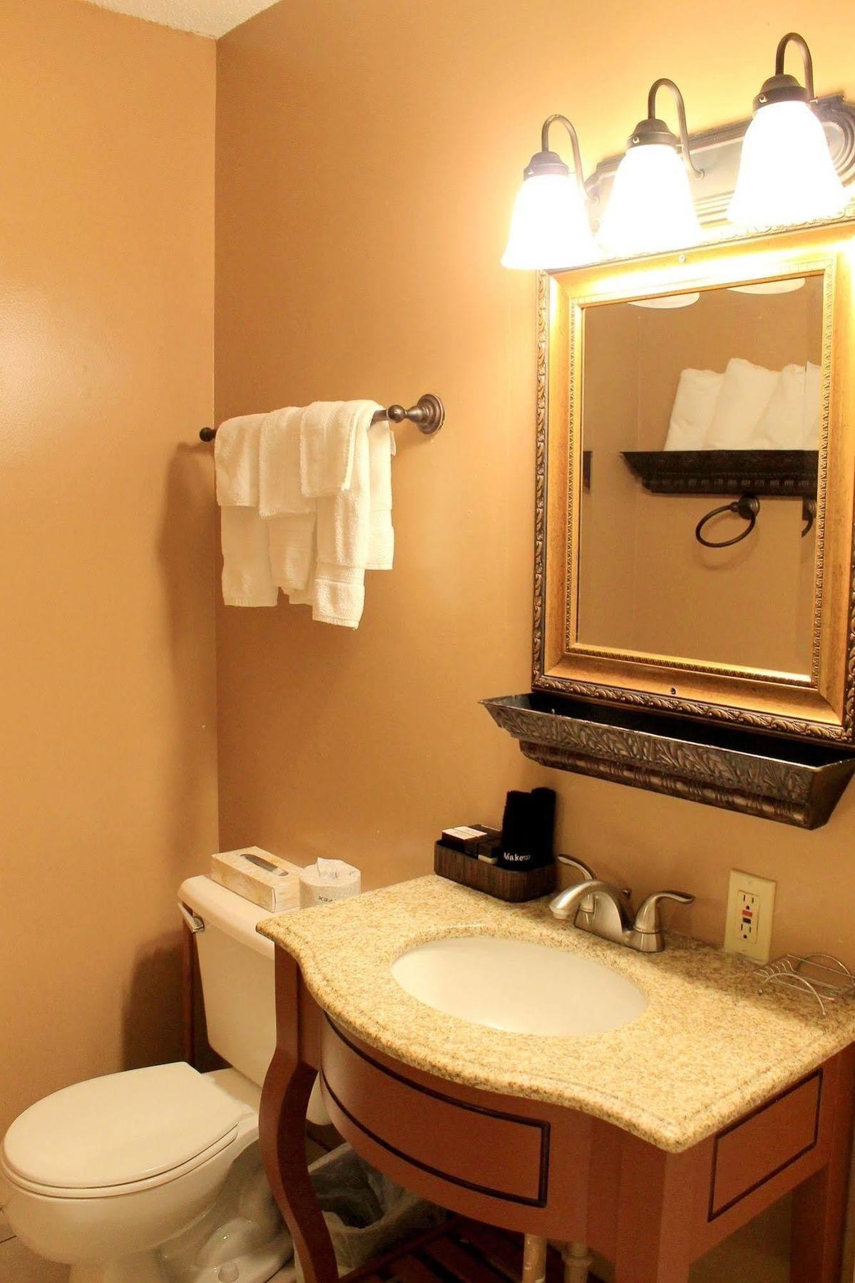Moose Creek Inn เวสต์เยลโลว์สโตน ภายนอก รูปภาพ