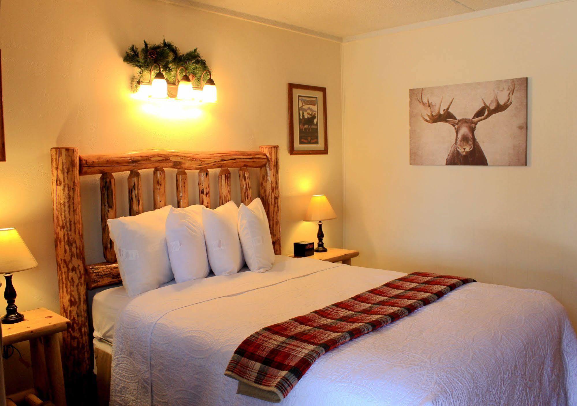 Moose Creek Inn เวสต์เยลโลว์สโตน ภายนอก รูปภาพ