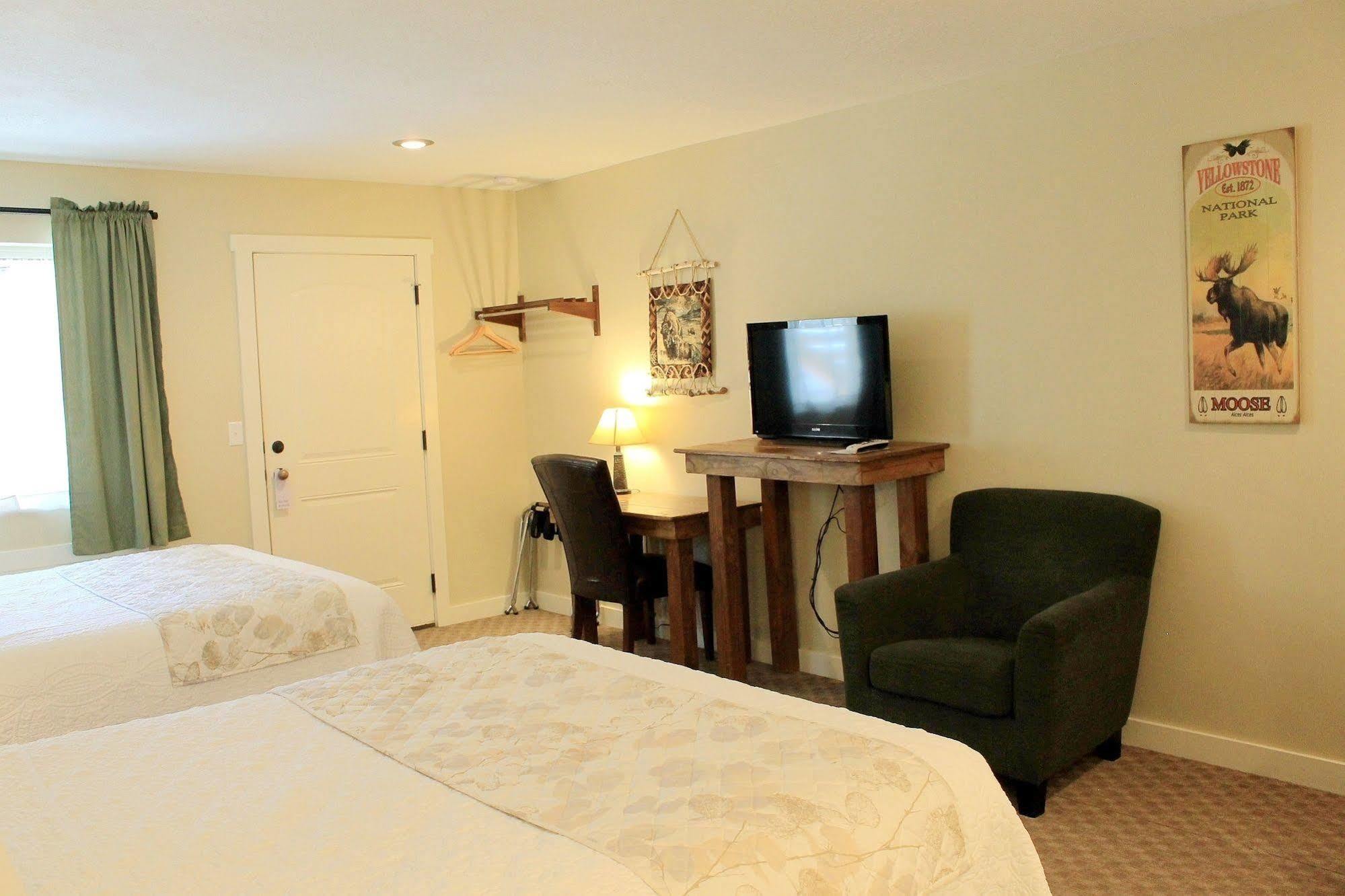 Moose Creek Inn เวสต์เยลโลว์สโตน ภายนอก รูปภาพ
