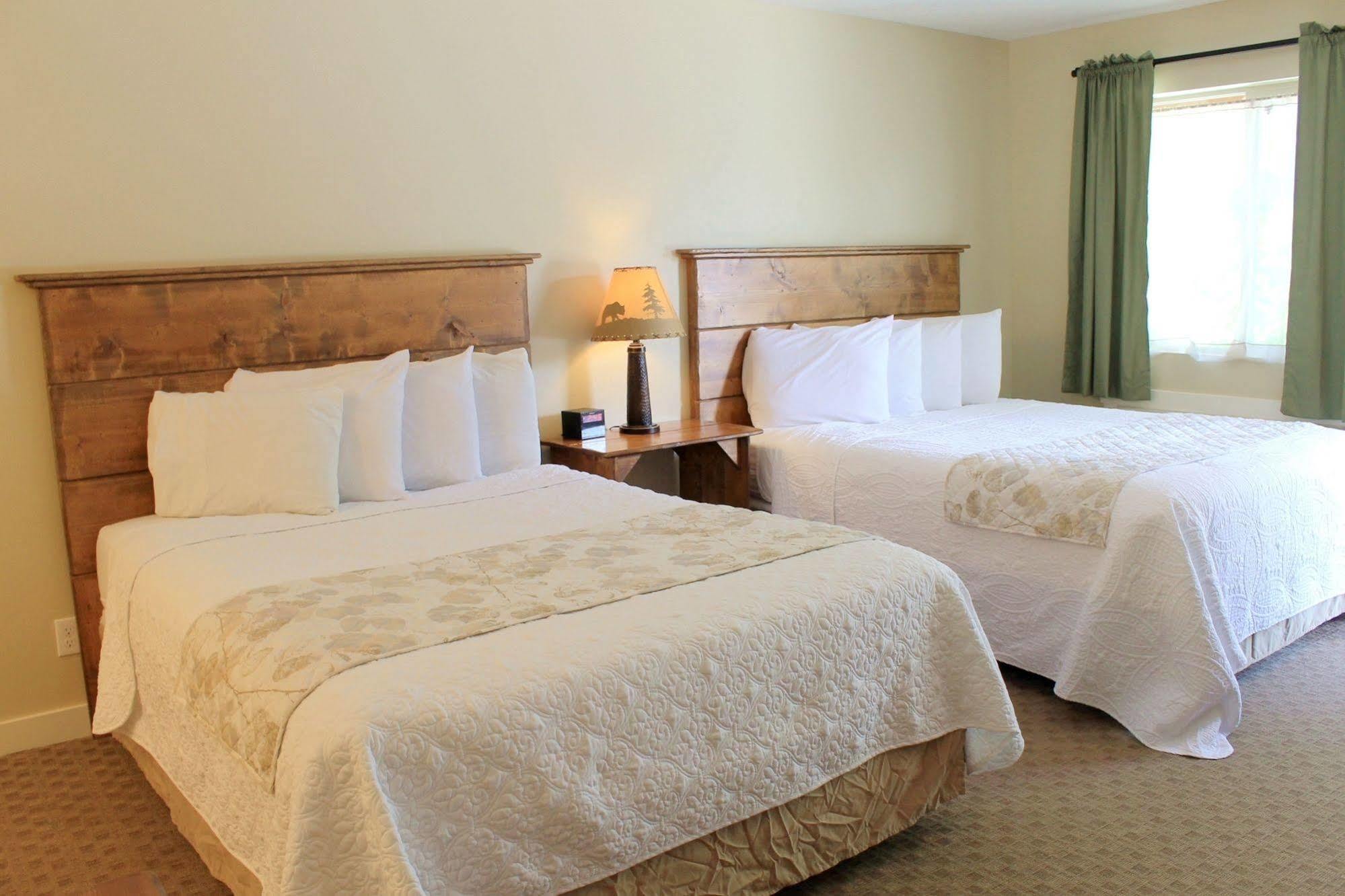 Moose Creek Inn เวสต์เยลโลว์สโตน ภายนอก รูปภาพ