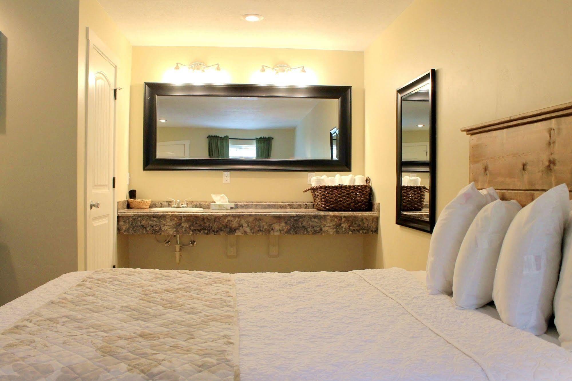 Moose Creek Inn เวสต์เยลโลว์สโตน ภายนอก รูปภาพ