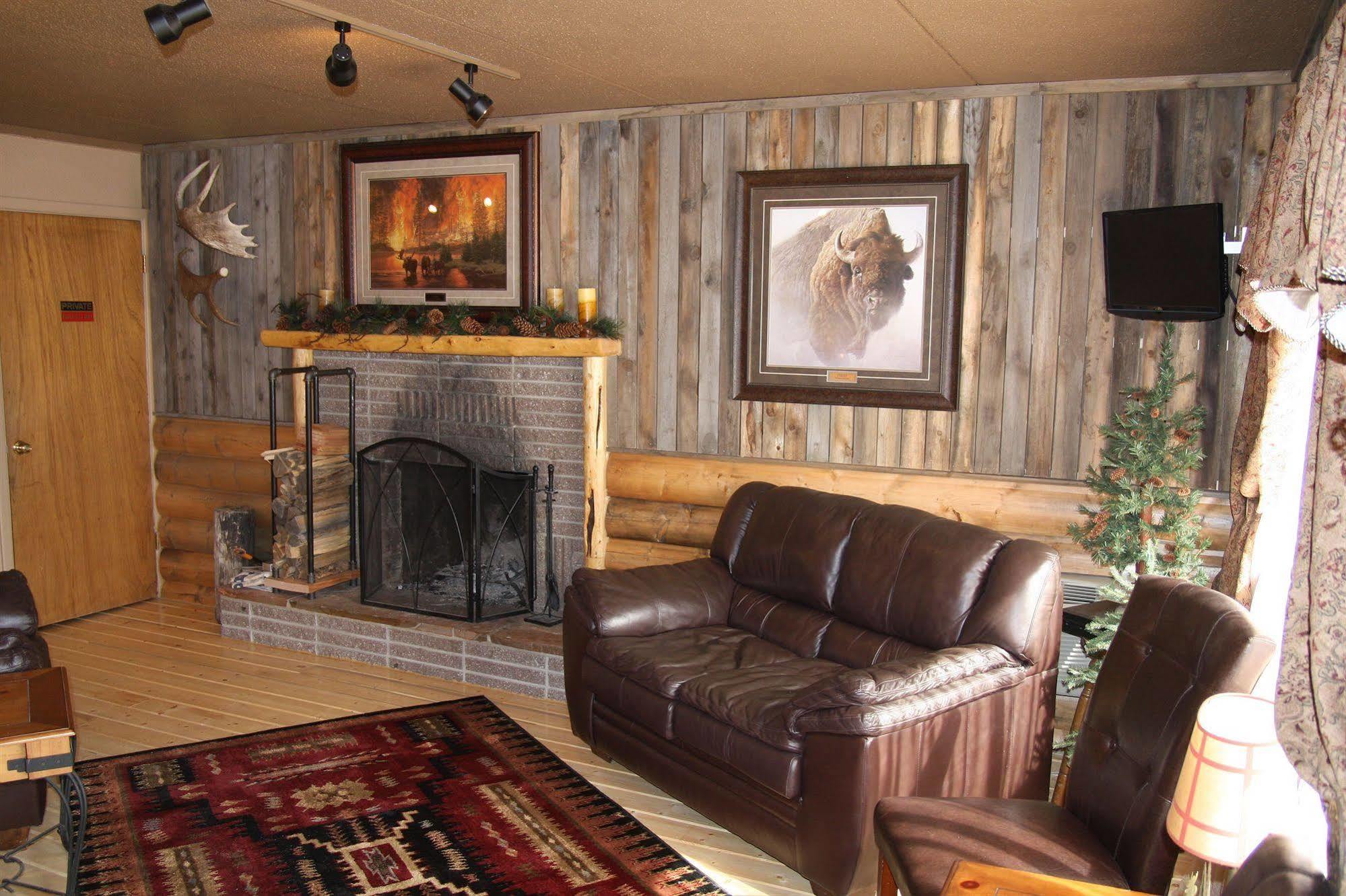 Moose Creek Inn เวสต์เยลโลว์สโตน ภายนอก รูปภาพ