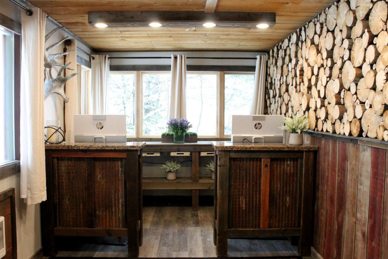Moose Creek Inn เวสต์เยลโลว์สโตน ภายนอก รูปภาพ