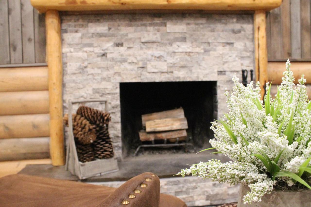 Moose Creek Inn เวสต์เยลโลว์สโตน ภายนอก รูปภาพ