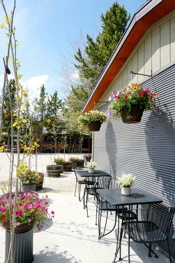 Moose Creek Inn เวสต์เยลโลว์สโตน ภายนอก รูปภาพ