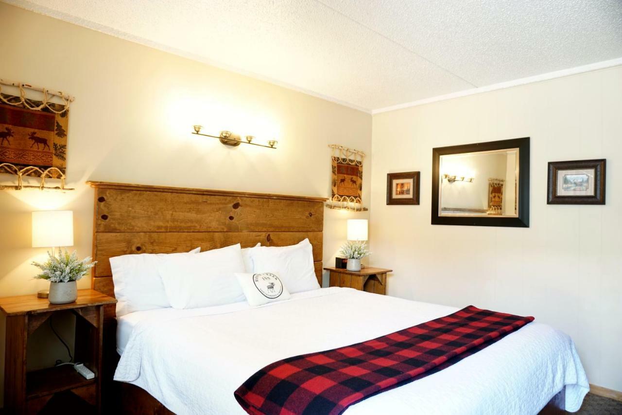 Moose Creek Inn เวสต์เยลโลว์สโตน ภายนอก รูปภาพ