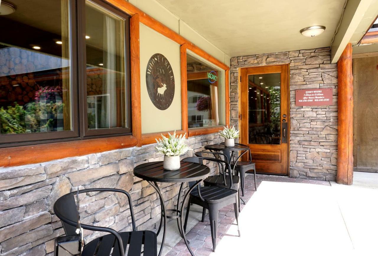 Moose Creek Inn เวสต์เยลโลว์สโตน ภายนอก รูปภาพ