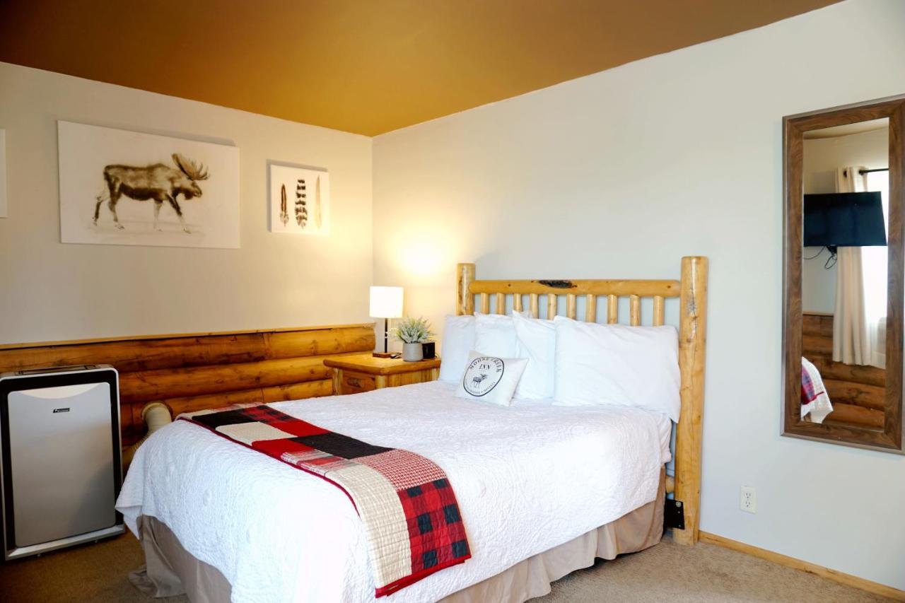 Moose Creek Inn เวสต์เยลโลว์สโตน ภายนอก รูปภาพ